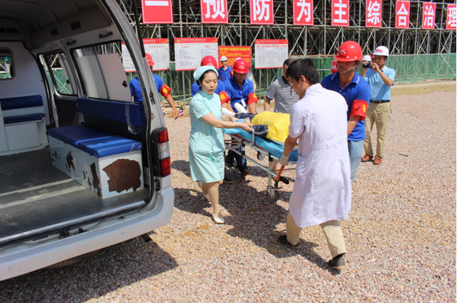 市交建投 開展“安全咨詢?nèi)铡焙汀案呖諌嬄涫鹿蕬?yīng)急救援演練”活動(dòng)