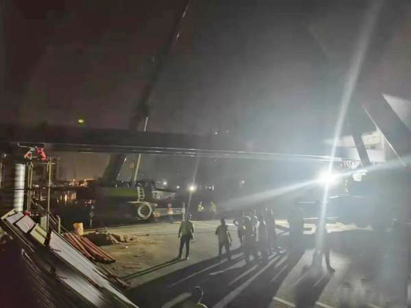 一夜之間，西環(huán)線上就架起了一座天橋！