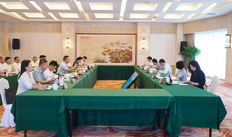 謝衛(wèi)江與魏際剛一行座談