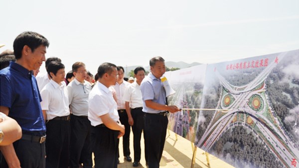 人大代表集中視察臨湖公路