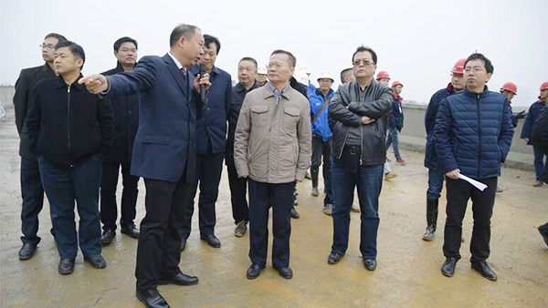 胡忠雄實地考察臨湖公路建設(shè)