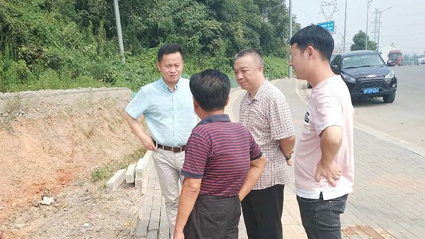 公司總經(jīng)理諶曦現(xiàn)場(chǎng)調(diào)度冷水鋪互通復(fù)綠工程