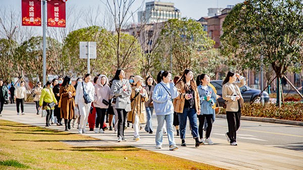 時(shí)代召喚巾幗 奮斗成就夢(mèng)想 | 市交投集團(tuán)工會(huì)女工委組織參觀洞庭南路歷史文化街區(qū)