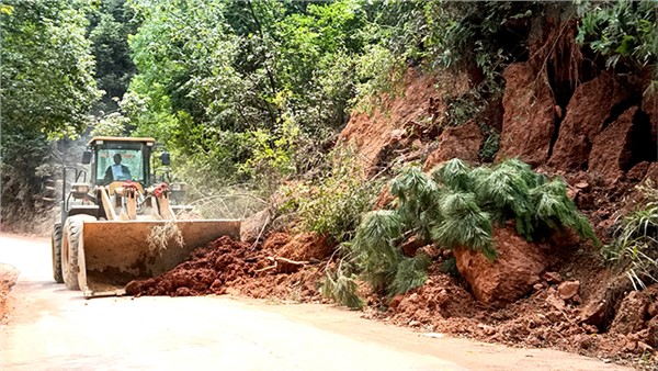 搶通受阻路 守護(hù)平安行 岳陽市城運(yùn)集團(tuán)支援平江交通保暢