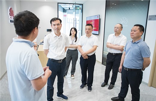 呂樂考察調(diào)研市城運(yùn)集團(tuán)智慧城市產(chǎn)業(yè)工作