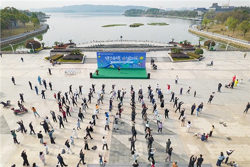 活力全開！百人健步行點(diǎn)燃春日熱情！岳陽城運(yùn)集團(tuán)“健步春風(fēng)里 奮力新征程”主題健步行活動啟程